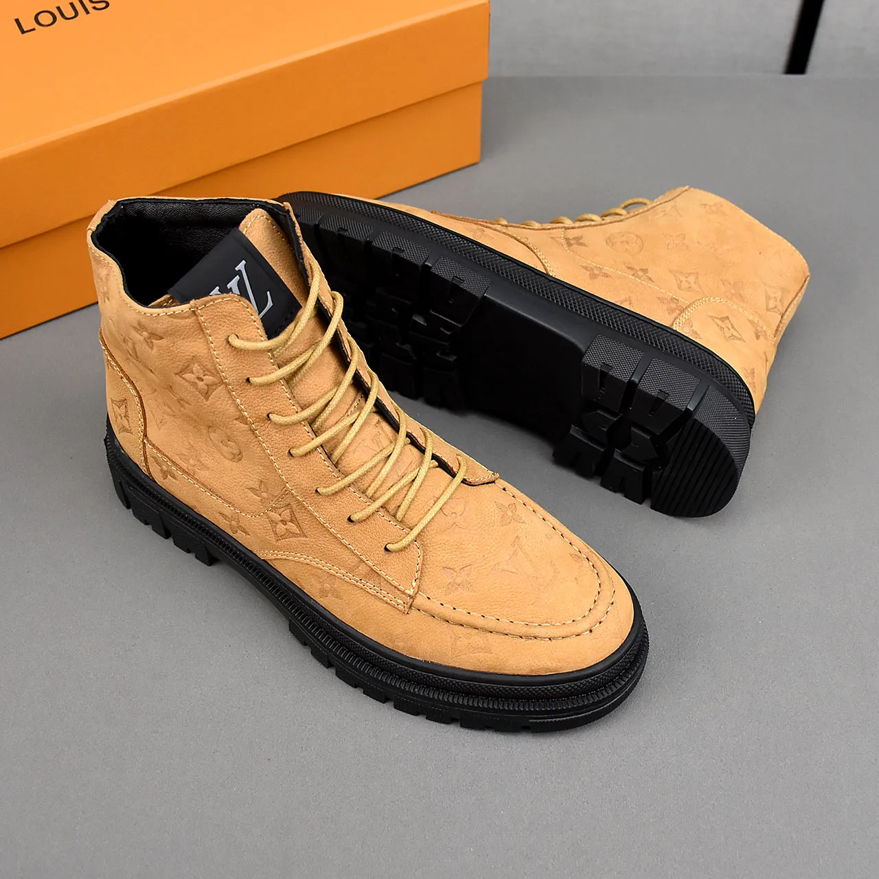 PP leather 240 gross 260👟👟👟LOUIS VUITTON LV donkey brand new thick-soled lace-up big-toe shoes men's casual shoes high-top short boots. These boots are made of waterproof nubuck to create a lightweight and comfortable shoe body. The trendy attitude of being both strong and soft makes it an everyday choice. ✔Upper: imported nubuck leather ✔Lining: sheepskin or wool ✔Outsole: molded outsole Size: 38-44